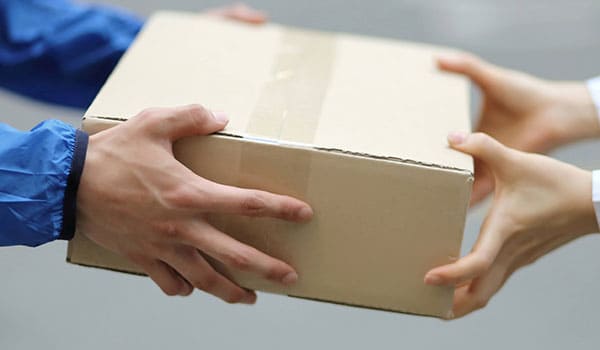 荷物を受け渡す様子