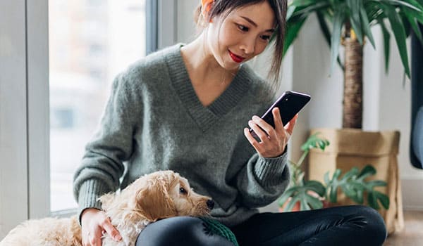 リラックスしてスマホを操作する女性