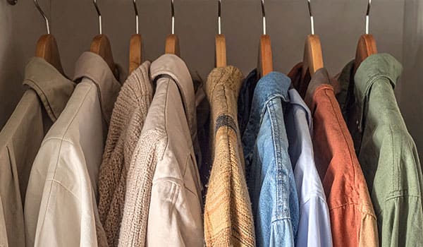 クローゼットに並ぶ洋服