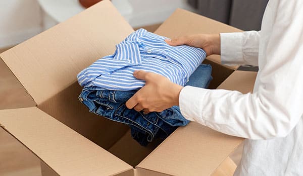 段ボールに服を詰める様子