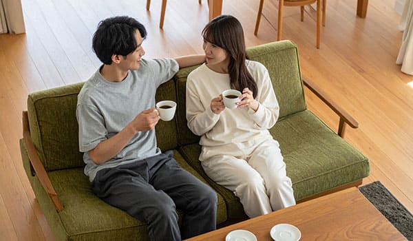 ソファでくつろぐカップル